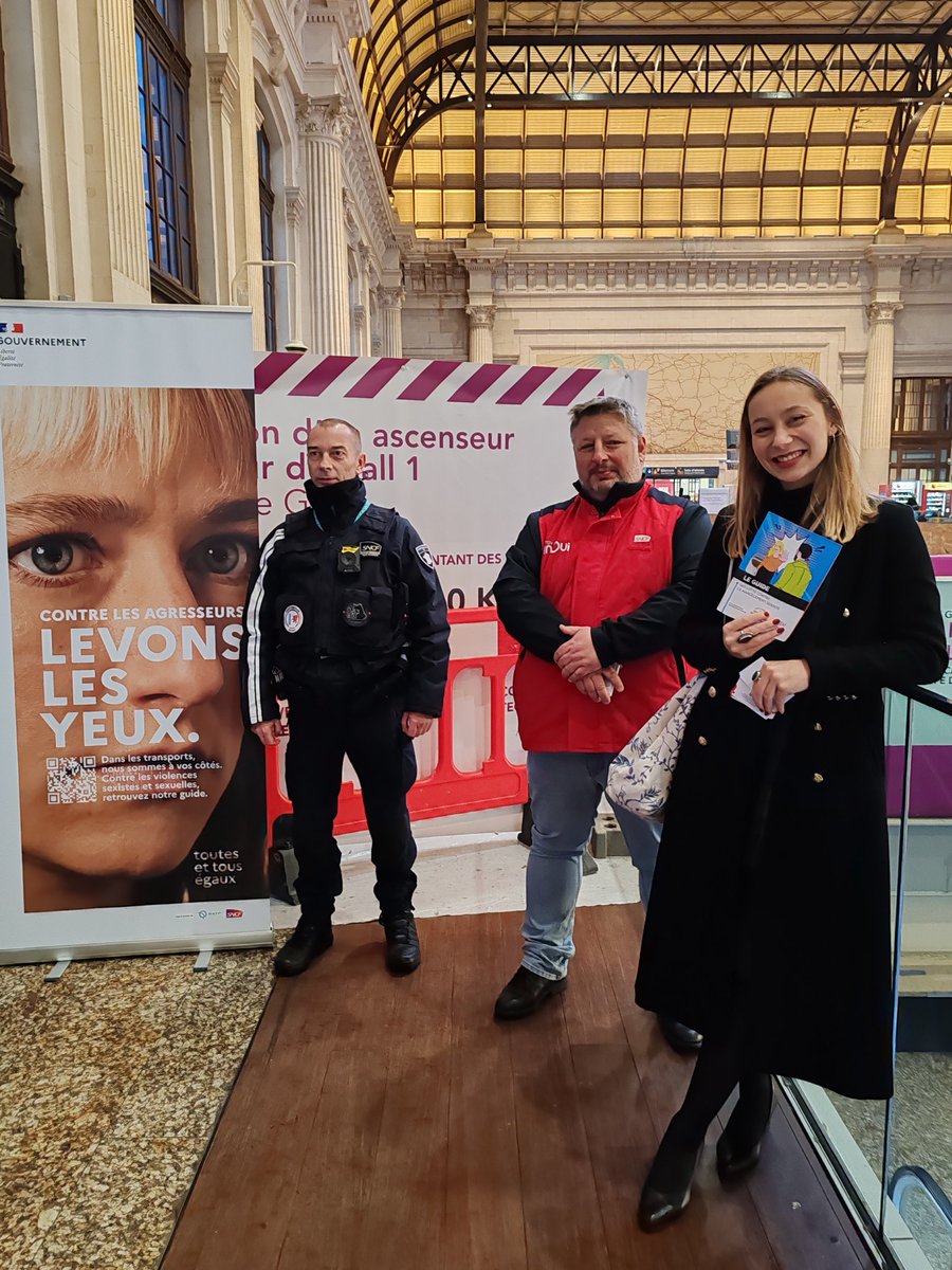 "Contre les agresseurs, LEVONS LES YEUX". Fière de participer aux actions de prévention contre les violences sexistes et sexuelles dans les transports. Le <a href="/GroupeSNCF/">Groupe SNCF</a> et la sûreté ferroviaire se mobilisent pour vous informer en gare de Bordeaux. Merci aux agents volontaires 👏