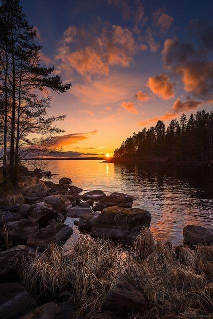 As the day ends:

As the day ends, we reflect on the past. Each new moment brings a new adventure. Life gives us many challenges. Without them, we don't reach the wisdom they provide. JB