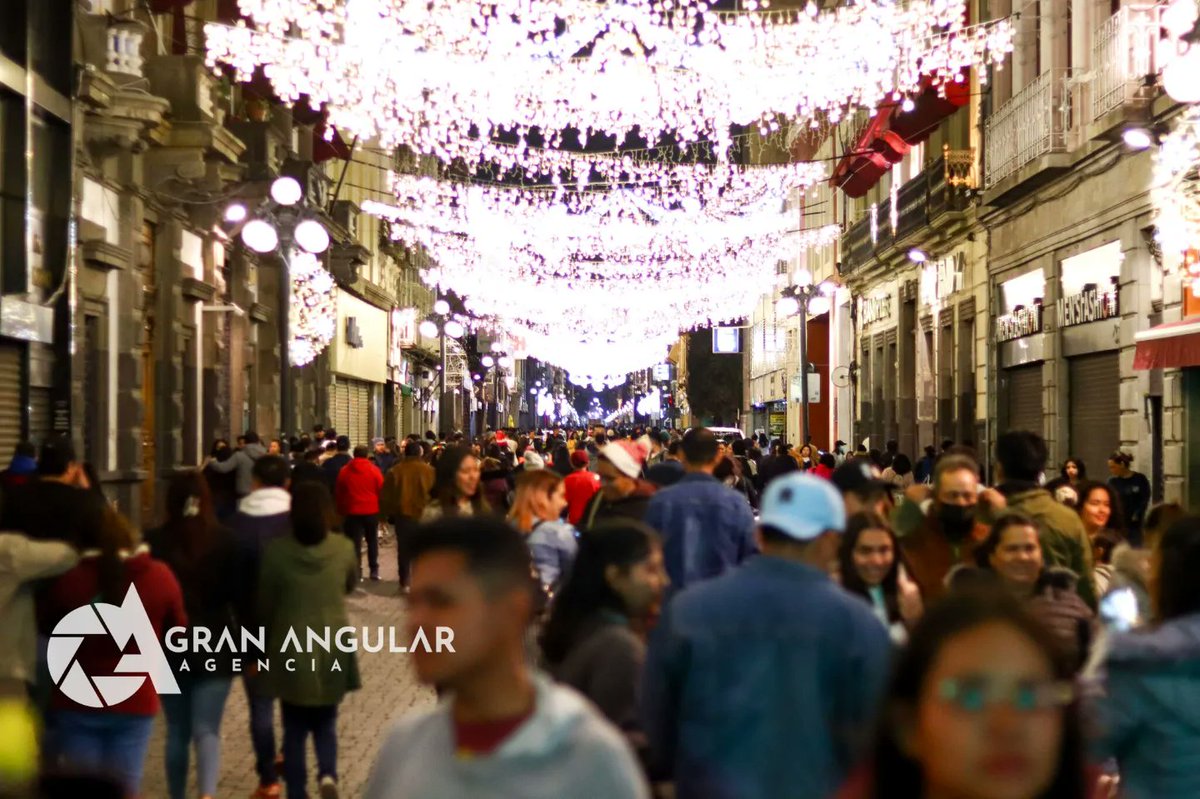 AngularAgencia's tweet photo. 🎄🦌⛄ #EnFotos •• 🎄🦌⛄ #EnFotos •• Llega la magia de la #Navidad a #Puebla  con el encendido de árbol navideño en el #zocalo capitalino, podrás disfrutar de un paseo con la familia o amigos entre las calles iluminadas.

Via @Veck_Arenas https://t.co/gEgsQOsoFI