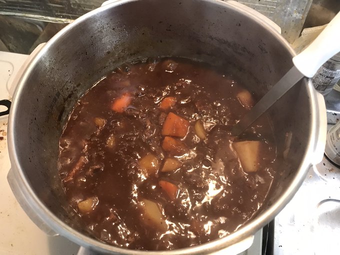 久々に料理。牛すね肉のビーフシチューです 