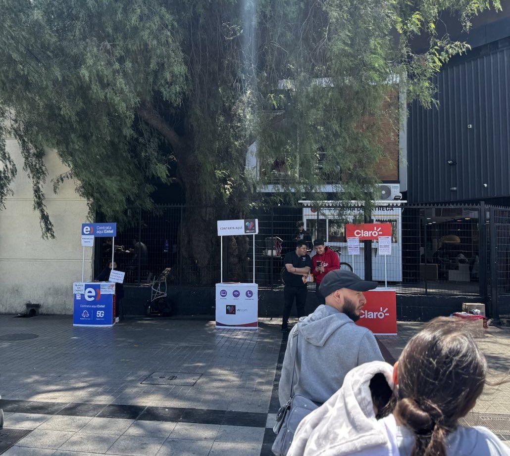 TomasVodanovic's tweet photo. Todos los días hacemos un gran esfuerzo para retirar el comercio informal de la Plaza de Maipú, manteniendo el sector despejado y seguro. 
Invito a empresas @entel, @clarochile_cl y @VTRChile a dejar de hacer ocupación ilegal del sector. Construir un mejor Maipú es tarea de todos https://t.co/WINJ3bk9Fg