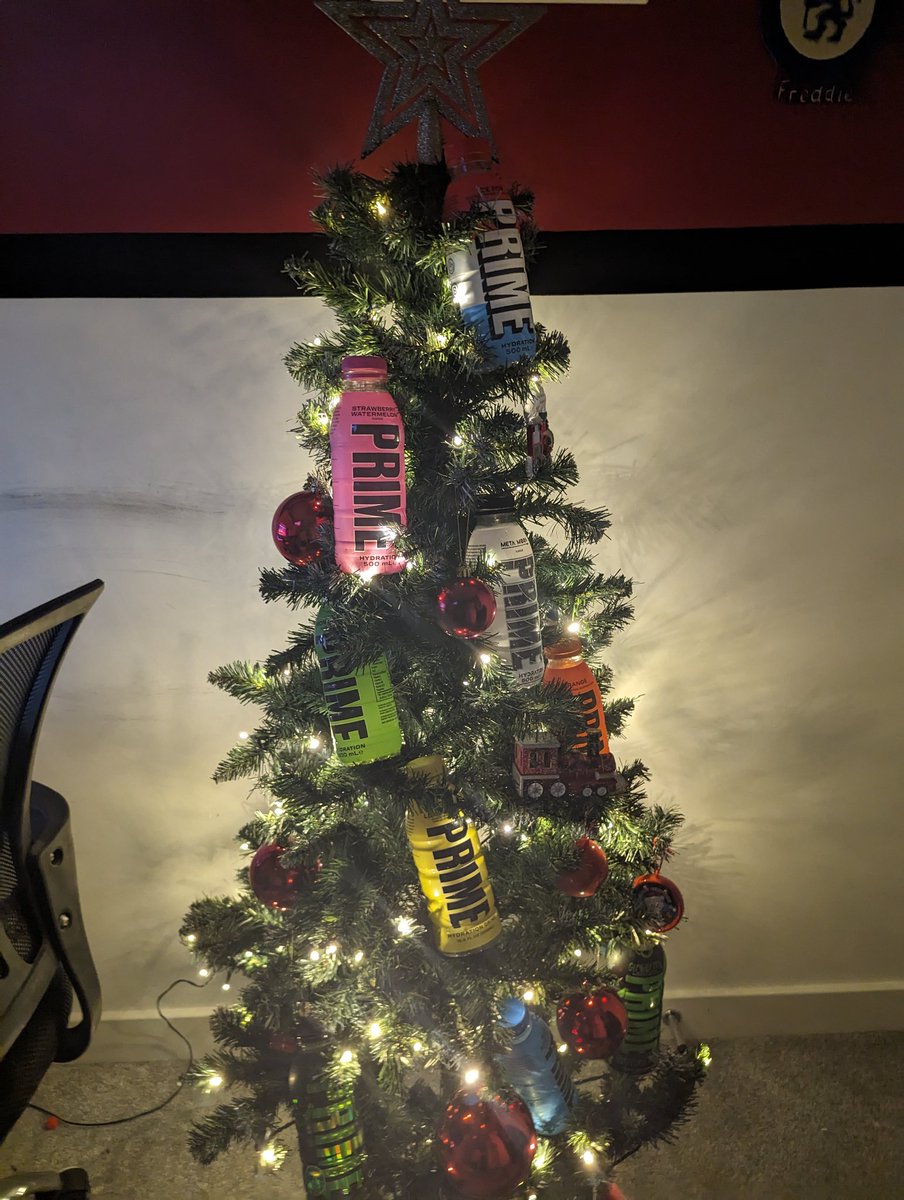 Hello_There_FPL's tweet image. The eldest Christmas tree. @ksi
@LoganPaul