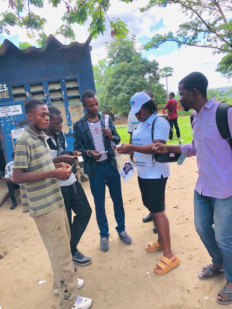 Today on the campus of the University of Kinshasa, our facilitators shared flyers about the qualities of a good candidate. Interesting interactions with students who learnt about vote and civic engagement @USEmbKinshasa @YALIRLCEA @YALINetwork @yalinews #RDCYALIVote #BatirLavenir