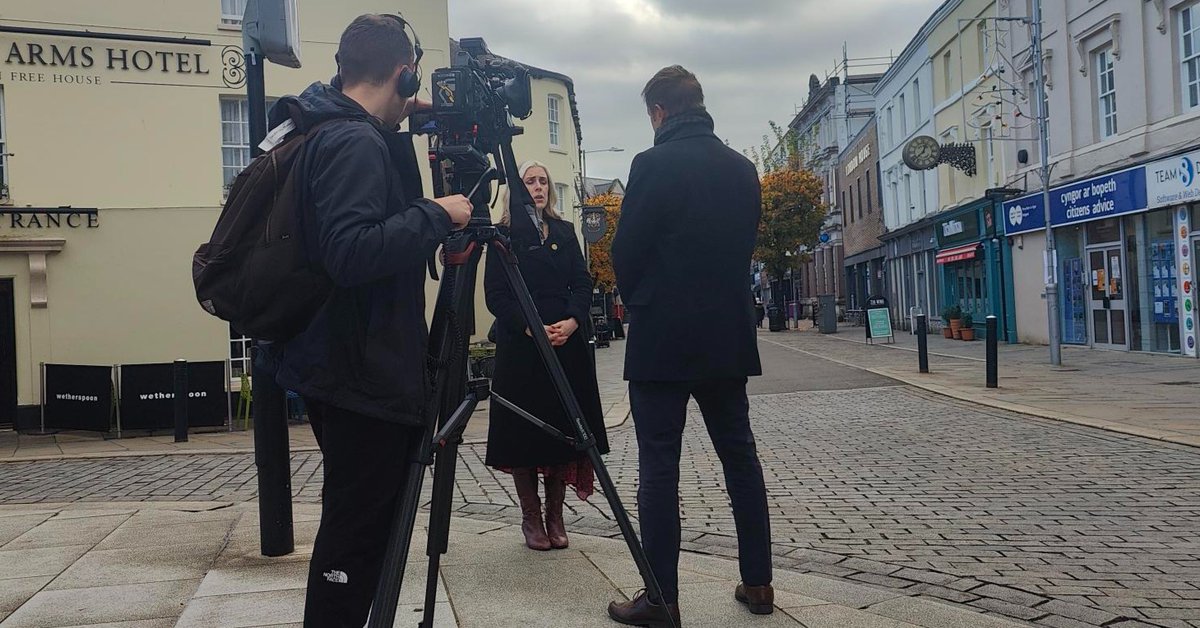 LeonardCheshire's tweet photo. Our brilliant Campaigns Officer, @JoshReevesDCMS, has been busy in Bridgend with fellow activist Jade. 

Together with @itvnews they highlighted the impact inaccessible pavements has on wheelchair users, to @sarah4bridgend 

Watch the full report at 9:31m: https://t.co/61g96ufHeV https://t.co/KPvOY9Z8fr