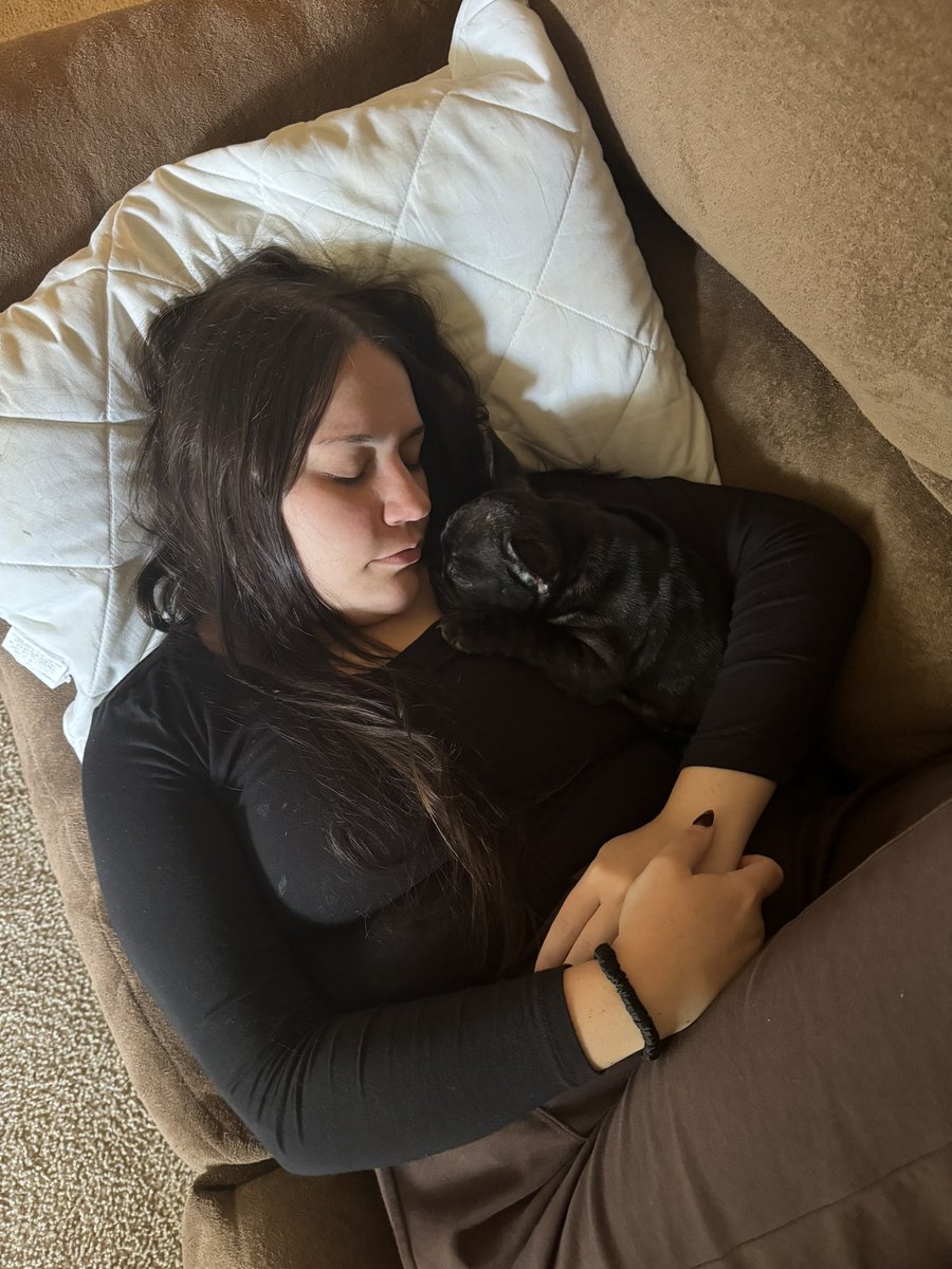 tori_viator's tweet image. Life with Bodin is all snuggles 🖤🐾