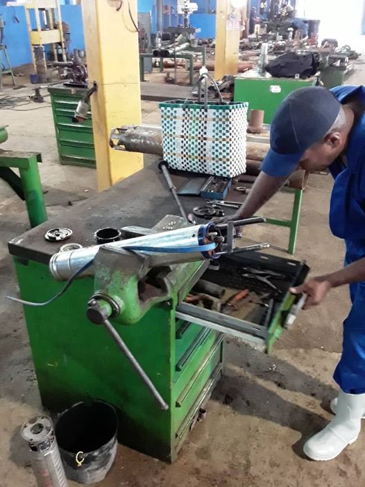 Trabajadores del taller de Bombas San José, en el  diagnóstico de la bomba de abasto de agua la junta, perteneciente a Granma.#EMROHab #vamosxmas