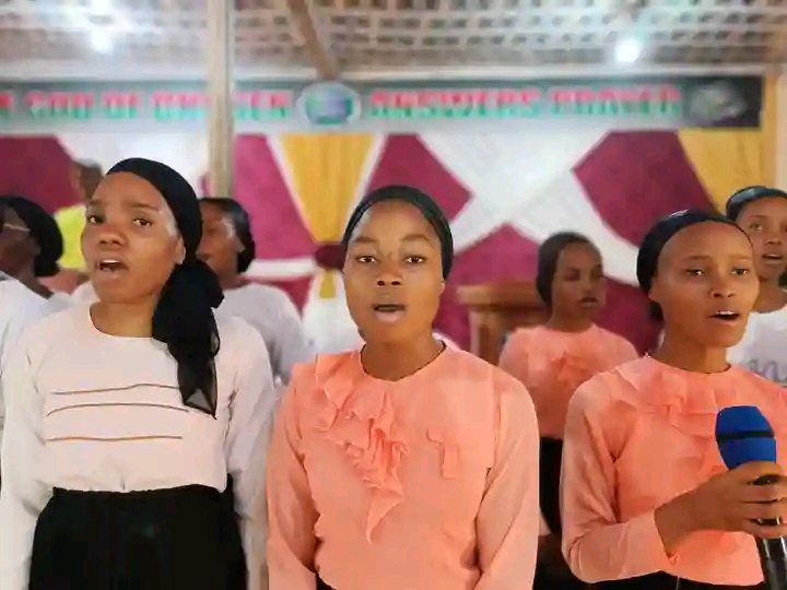 tlccf_unn's tweet photo. CAMPUS CHOIR MINISTRATION
There are many vessels in the house of the Lord, some of wood, gold, silver, some of honour and some of dishonor...
What vessel are you?
Ponder on this ... Jesus is coming soon. Hallelujah.
26/11
#tlccfunn 
#tlccfunnofficial 
#monthofnourishmentfromabove https://t.co/Ra89Ze6QvI