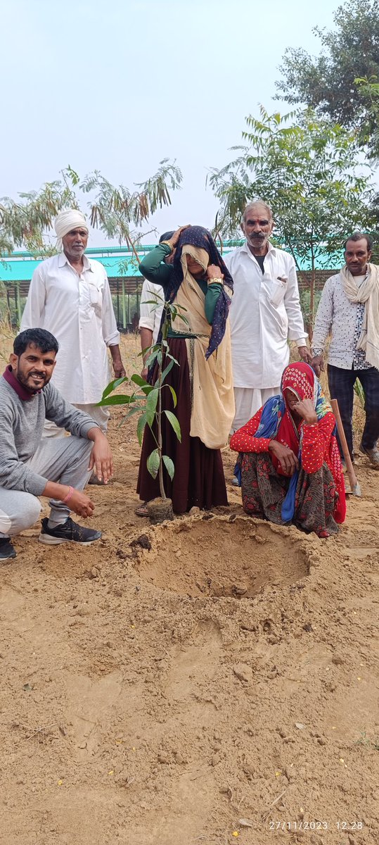 mission100cr's tweet photo. Supporting Farmers : Fruit tree planting with small scale farmers .  #farmers  #supportfarmers  #treeplantingwithfarmers #mission100croretree @VianaarHomes @ThinkGoodFound1 @AdtAmbrish @CSR_India @earthdayindia @rpfcrsur  @BeeAsMarine @epfosolapur  @khiladigroup_ @GottliebWKeller https://t.co/sKcQgSeEDA