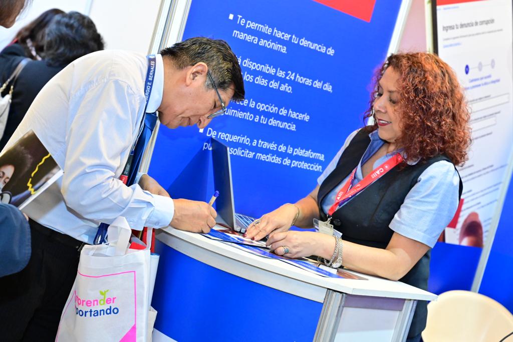 SUNATOficial's tweet photo. 🛡️ La #Sunat participa en la feria informativa de la X Conferencia Anual Internacional por la Integridad #CAII 2023 organizada por la @ContraloriaPeru, que impulsa el conocimiento, el acceso a nuevas tendencias y buenas prácticas en temas anticorrupción e integridad. https://t.co/asj6nQcqce