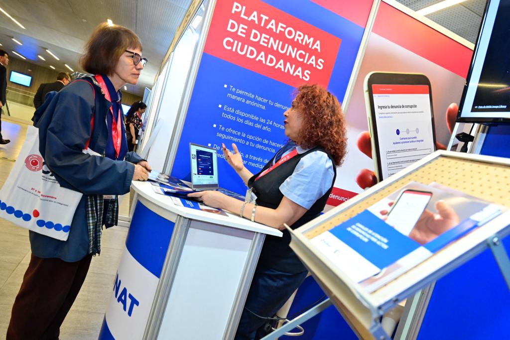 SUNATOficial's tweet photo. 🛡️ La #Sunat participa en la feria informativa de la X Conferencia Anual Internacional por la Integridad #CAII 2023 organizada por la @ContraloriaPeru, que impulsa el conocimiento, el acceso a nuevas tendencias y buenas prácticas en temas anticorrupción e integridad. https://t.co/asj6nQcqce