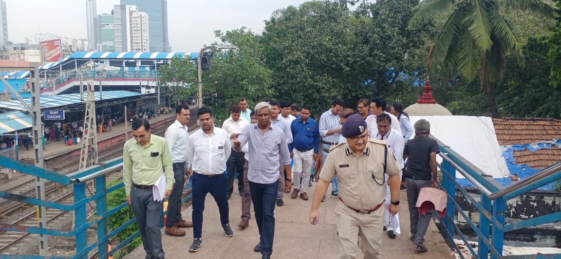 drmbct's tweet photo. A comprehensive review of preparations at Dadar Railway Station, WR, was conducted today by DRM Shri Niraj Verma in the light of crowd management arrangements from 05th to 07th December for paying homage to Dr. Babasaheb Ambedkar on the Mahaparinirvan Day. @WesternRly @Gmwrly https://t.co/yI8ykrANij