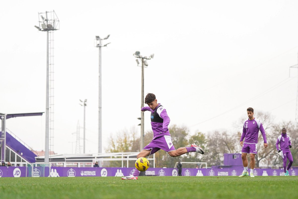 RVcantera's tweet photo. 🏋🏻‍♂️⚽️💜 El juvenil @viccctorjr, de 16 años de edad, entrenó este lunes con el primer equipo 

#pucela #RVcantera https://t.co/D5F9a6p0S7