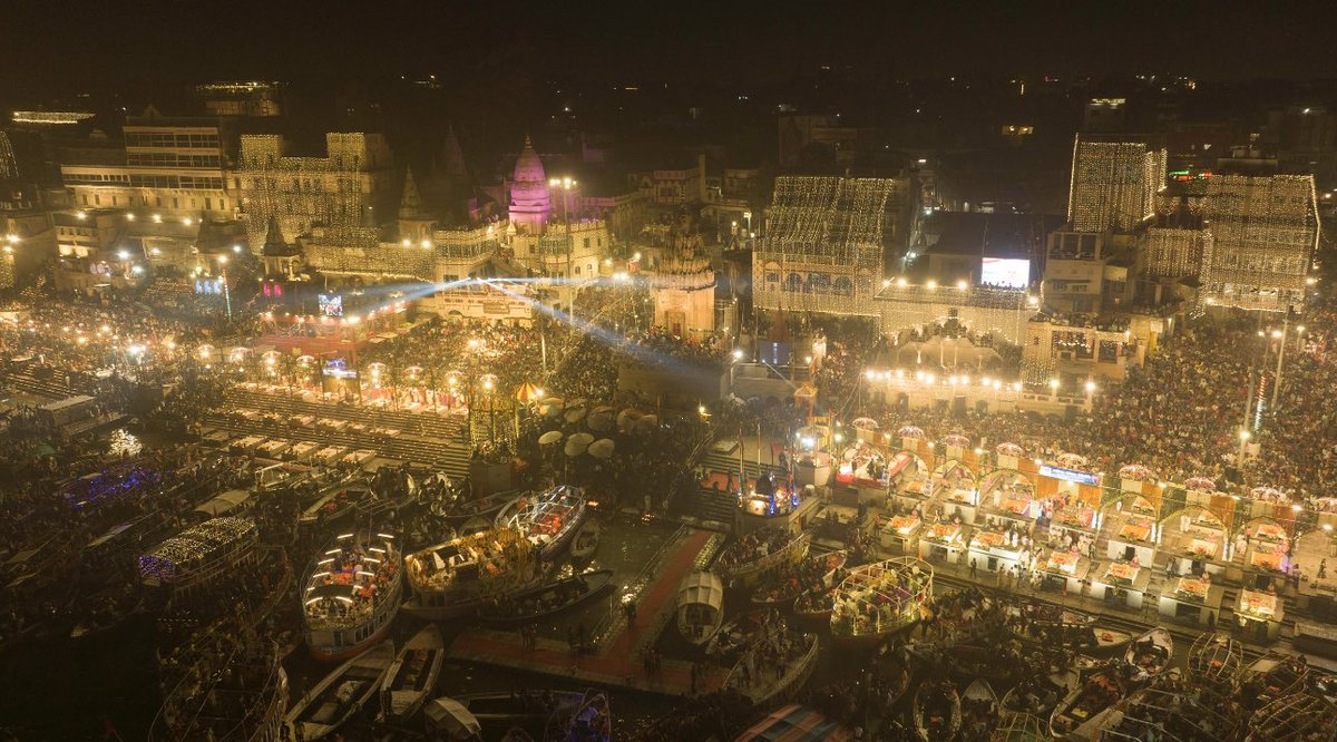 काशी ❤️

… आज रौनक बेशुमार बरसी

#DevDiwali #KashiKiDevDeepawali #Kashi 

Btw इस जगह से बाहर निकलकर इंटरनेट वाले इलाके में लौट आने में वक्त लगता है। 

और इस भीड़ से बच निकलने के लिए मेरे शौर्य की तारीफ तुरंत कर सकते हैं।