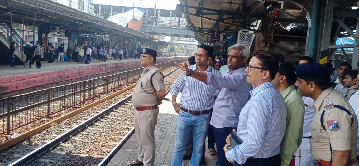 drmbct's tweet photo. महापरिनिर्वाण दिवस पर डॉ. बाबासाहेब अम्बेडकर को श्रद्धांजलि देने के लिए 05 से 07 दिसंबर तक भीड़ प्रबंधन व्यवस्था के मद्देनजर आज डीआरएम श्री नीरज वर्मा द्वारा पश्चिम रेलवे के दादर रेलवे स्टेशन पर तैयारियों की व्यापक समीक्षा की गई। @WesternRly @Gmwrly https://t.co/ihzAHSLwwY