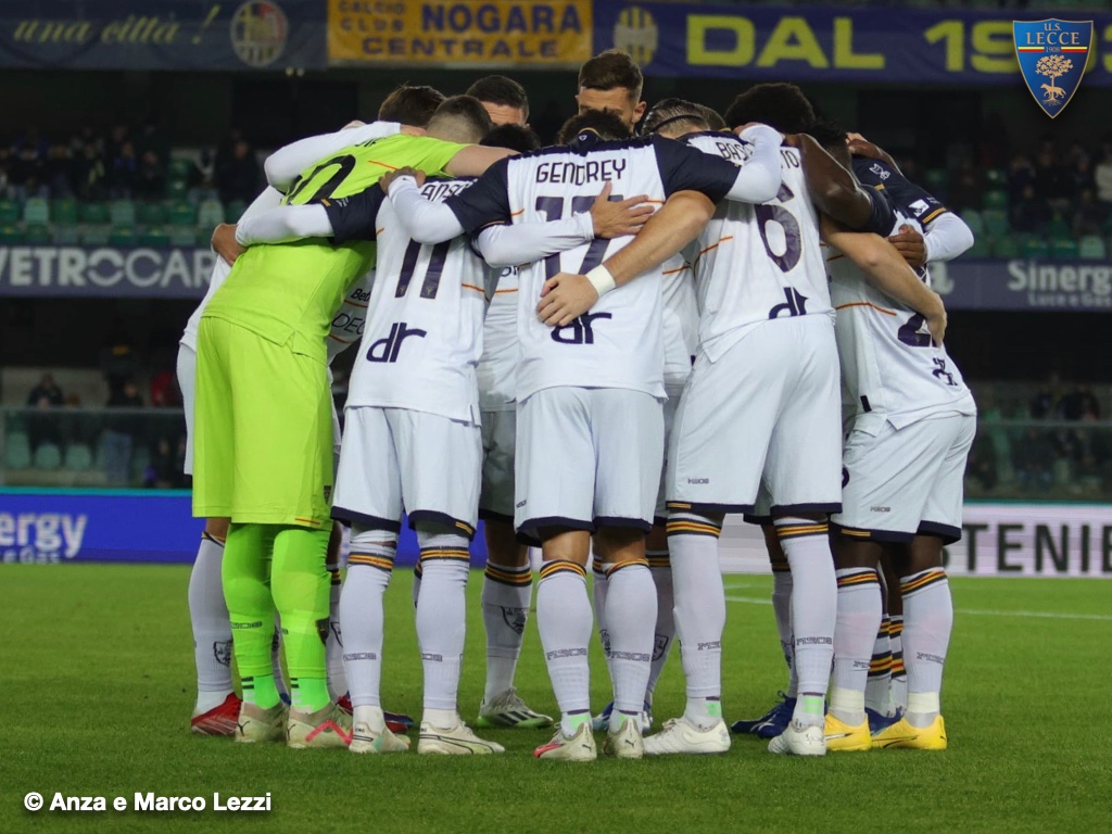 OfficialUSLecce's tweet photo. 🟡🔴 #HellasVeronaLecce #SerieATIM Forza Ragazzi !!!  #avantilecce https://t.co/ThRdyIyxLw