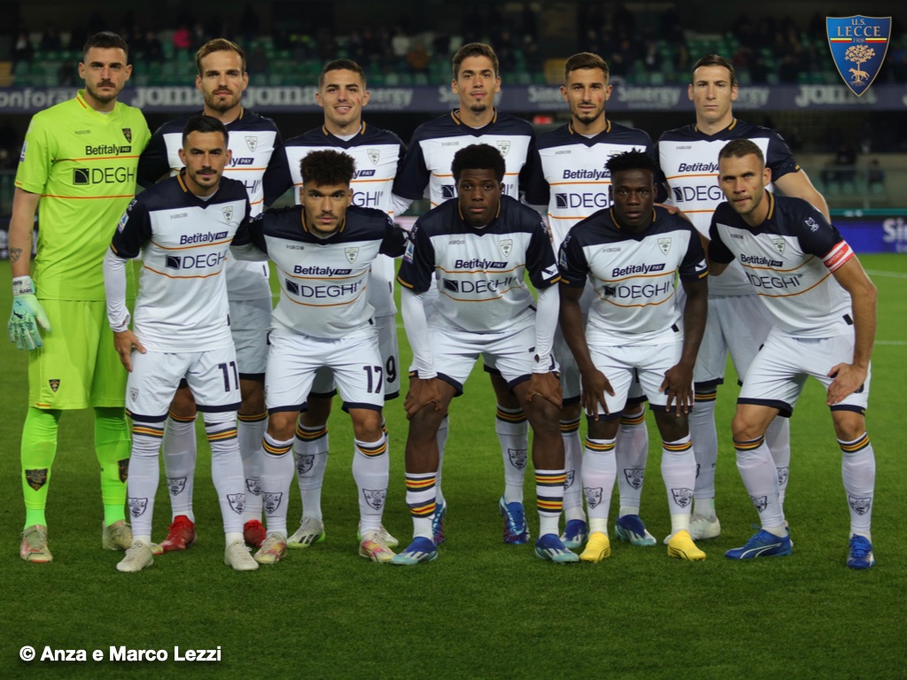 OfficialUSLecce's tweet photo. 🟡🔴 #HellasVeronaLecce #SerieATIM Forza Ragazzi !!!  #avantilecce https://t.co/ThRdyIyxLw