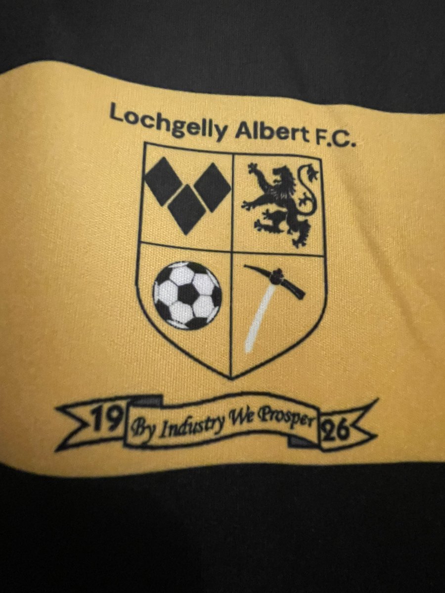 TerraceTrails's tweet photo. A work of art 🖼️

Pre-order arrived from the mighty @appin_sports for this top-notch @LochgellyAlbert Home Shirt who play in @EastScotlandFA 3rd Division. 🙌🏻

£19.99 + postage. 🤌

🔗Link in comments for club shop directory. https://t.co/LknMDV3MlC
