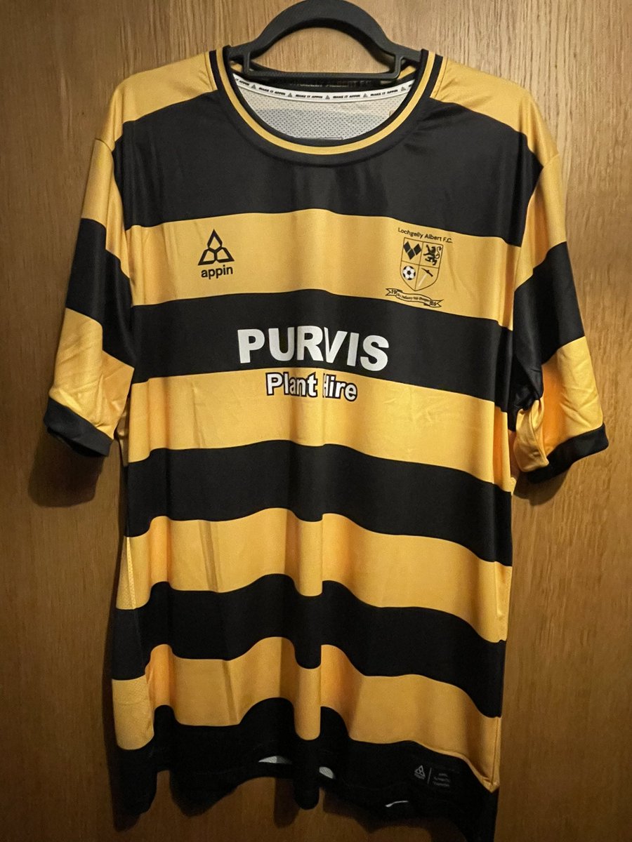 TerraceTrails's tweet photo. A work of art 🖼️

Pre-order arrived from the mighty @appin_sports for this top-notch @LochgellyAlbert Home Shirt who play in @EastScotlandFA 3rd Division. 🙌🏻

£19.99 + postage. 🤌

🔗Link in comments for club shop directory. https://t.co/LknMDV3MlC