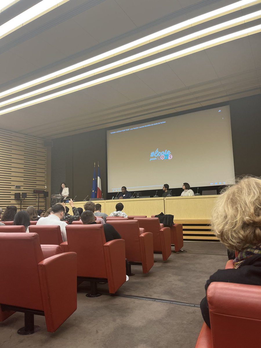 a l’assemblée avec <a href="/ecolepourtous/">#EcolePourTous</a> pour demander une trêve scolaire républicaine : pour suspendre pendant l’année scolaire les expulsions habitatives des familles avec enfants scolarisés en situation précaire.