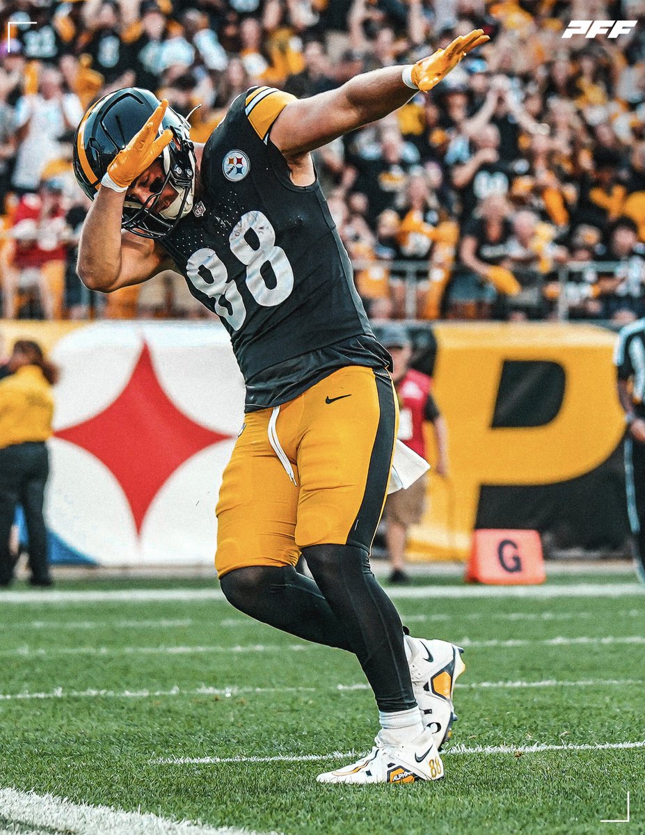 PFF_Fantasy's tweet photo. Pat Freiermuth among TEs in week 12: 

🟨 9 REC (1st) 
⬛️ 120 YDS (1st) 
🟨 47 Yards after the catch (1st) 
⬛️ 21 PPR Points (1st) https://t.co/UDO8gyyOEE