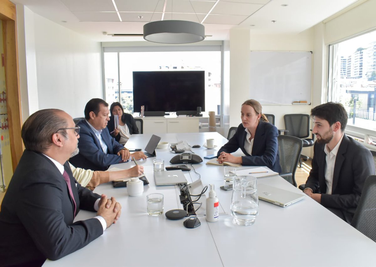 El ministro <a href="/Coplaza88/">Humberto Plaza Argüello</a>, y el viceministro Carlos Salazar, se reunieron con la representante de <a href="/AFD_es/">Agence française de développement Amérique Latine</a> en Ecuador, Priscille de Coninck, para dialogar sobre el trabajo conjunto y la continuidad de los procesos en proyectos de inversión que se lleva adelante. 
#ElNuevoEcuador