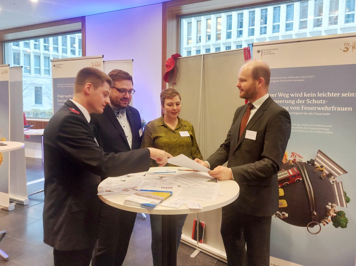 So viele interessante Projekte beim Förderpreis Helfende Hand 2023 des <a href="/BMI_Bund/">Bundesministerium des Innern</a>.🤩Gratulation an alle Prämierten! Auf dem Foto exemplarisch die Gewinner in der Kategorie Innovative Konzepte: "Schutzbekleidung für #Feuerwehr'frauen" des @ITA_RWTHAachen.