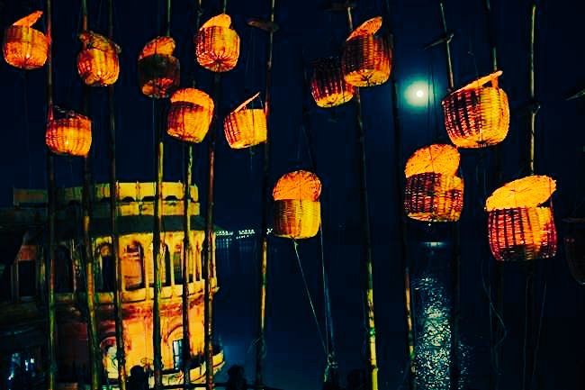 _r_i_t_e_s_h's tweet photo. Aakash Deep...a tradition followed in #Varanasi.Every evening Diyas are #lighted and placed in these baskets in the memories of ancestors, the symbolic significance being that these lamps light the path of the departed #soul up to #heaven. #DevDeepawaliKashi #Varanasi #DevDiwali https://t.co/Abuner137A