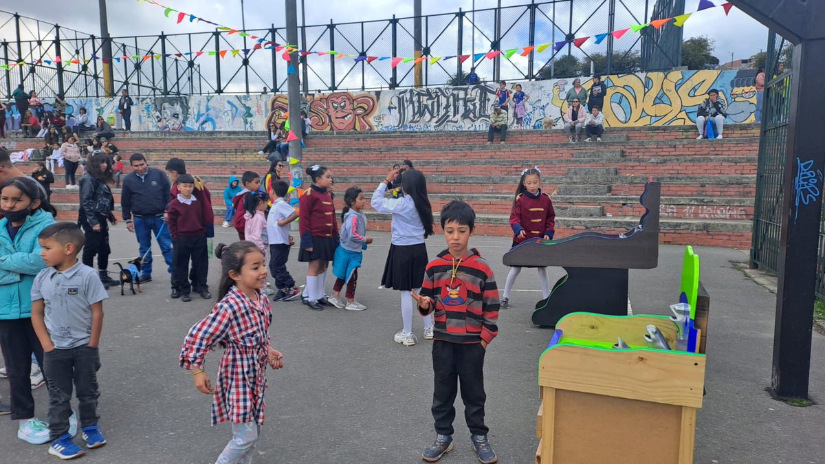 Educacionbogota's tweet photo. Así se vivió "Abriendo Nuestras Alas"🕊️ Un evento mágico donde los colegios San Cayetano, Gabriel García Márquez, Provincia de Quebec y Nueva Esperanza trabajaron en red para tejer lazos en el corazón de Usme.💙 #ProgramaECO https://t.co/XOJEFk3Sv9