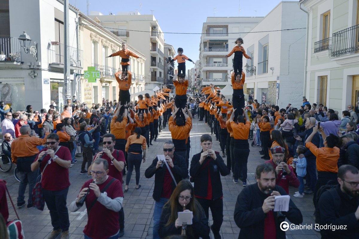 Dissabte vam celebrar la nostra IV Diada i 9è aniversari de la colla pels carrers de Benimaclet 🧡 Vam fer, a la cercavila 👇
- Banc de xicalla, amb la xicalla de la Muixeranga dels Ports a la pinya!
- L’Eme de Titaigües
- Palmerar
- 3 Marietes
- 2 Figueretes
- 2 Torretes
