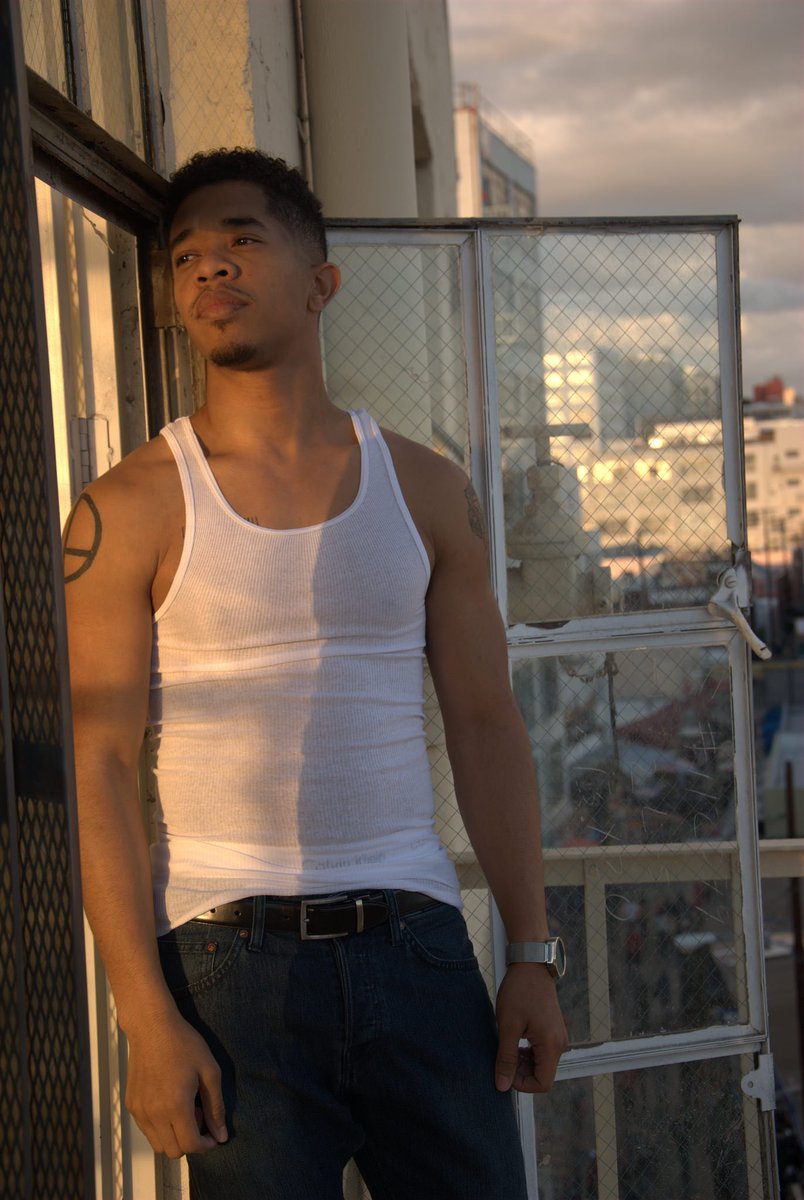 GaryLGray's tweet photo. Why did you have me on this balcony in this tight ass wife beater @KiuiAirica? Lmao that thing holding on fa dear life why you ain’t say nothing!?
#OldFiles https://t.co/mCgL2QBDeZ