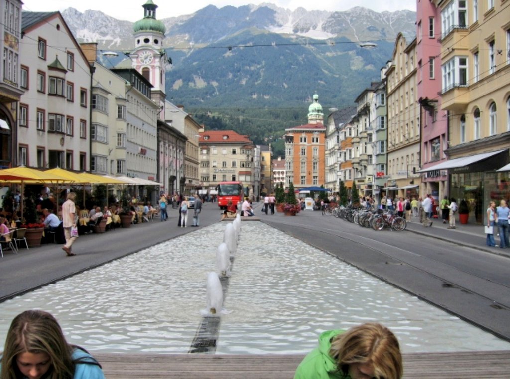 abomshary_1's tweet photo. انسبروك Innsbruck
حياة المدينة
مع لمسة من الطبيعة
يخترق المدينة نهر Inn وتحبط بها الجبال الشاهقة.
هي عاصمة اقليم Tirol غربي النمسا
تقع على مفترق دول: المانيا شمالاً
ايطاليا جنوباً
سويسرا غرباً..
مما يجعلها تتميز بسهولة ربط النمسا مع الدول المجاورة..

ارشيف (سبتمبر 2005) https://t.co/Yh6ZPXfepH
