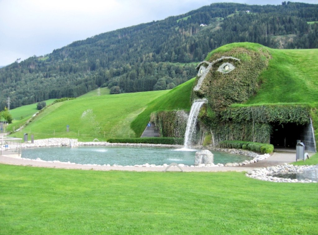 abomshary_1's tweet photo. انسبروك Innsbruck
حياة المدينة
مع لمسة من الطبيعة
يخترق المدينة نهر Inn وتحبط بها الجبال الشاهقة.
هي عاصمة اقليم Tirol غربي النمسا
تقع على مفترق دول: المانيا شمالاً
ايطاليا جنوباً
سويسرا غرباً..
مما يجعلها تتميز بسهولة ربط النمسا مع الدول المجاورة..

ارشيف (سبتمبر 2005) https://t.co/Yh6ZPXfepH