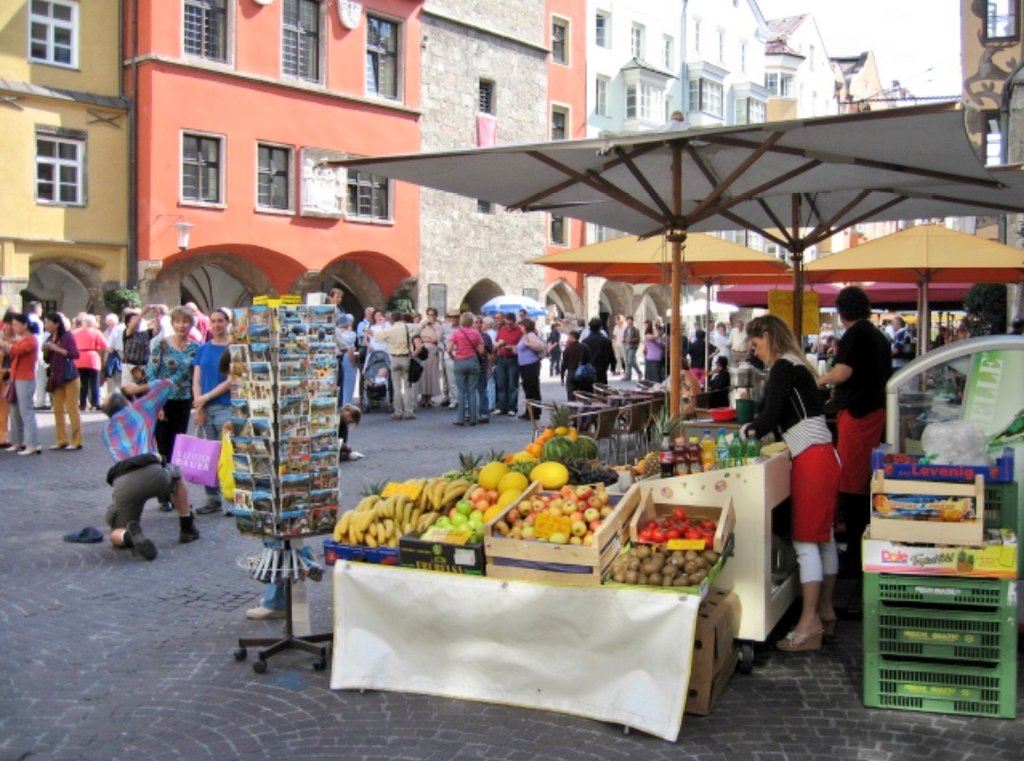 انسبروك Innsbruck حياة المدينة مع لمسة من الطبيعة يخترق المدينة نهر Inn وتحبط بها الجبال الشاهقة. هي عاصمة اقليم Tirol غربي النمسا تقع على مفترق دول: المانيا شمالاً ايطاليا جنوباً سويسرا غرباً.. مما يجعلها تتميز بسهولة ربط النمسا مع الدول المجاورة.. ارشيف (سبتمبر 2005)