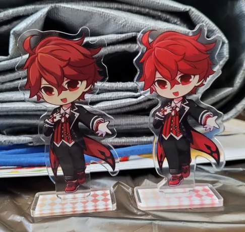 有點好奇有色差版本的艾索執事立牌(圖右邊)不知道有沒有人收 不介意的話啦😢
第二張圖是室外光 就是看起來會比較..亮...鮮豔點...
價格是180/個 有興趣可以再留言跟我說 有很多個🥲
轉推的話感謝🙏
----
正常的版本已經在印的路上了!!
價格則是250/個，這點可以先預告!!