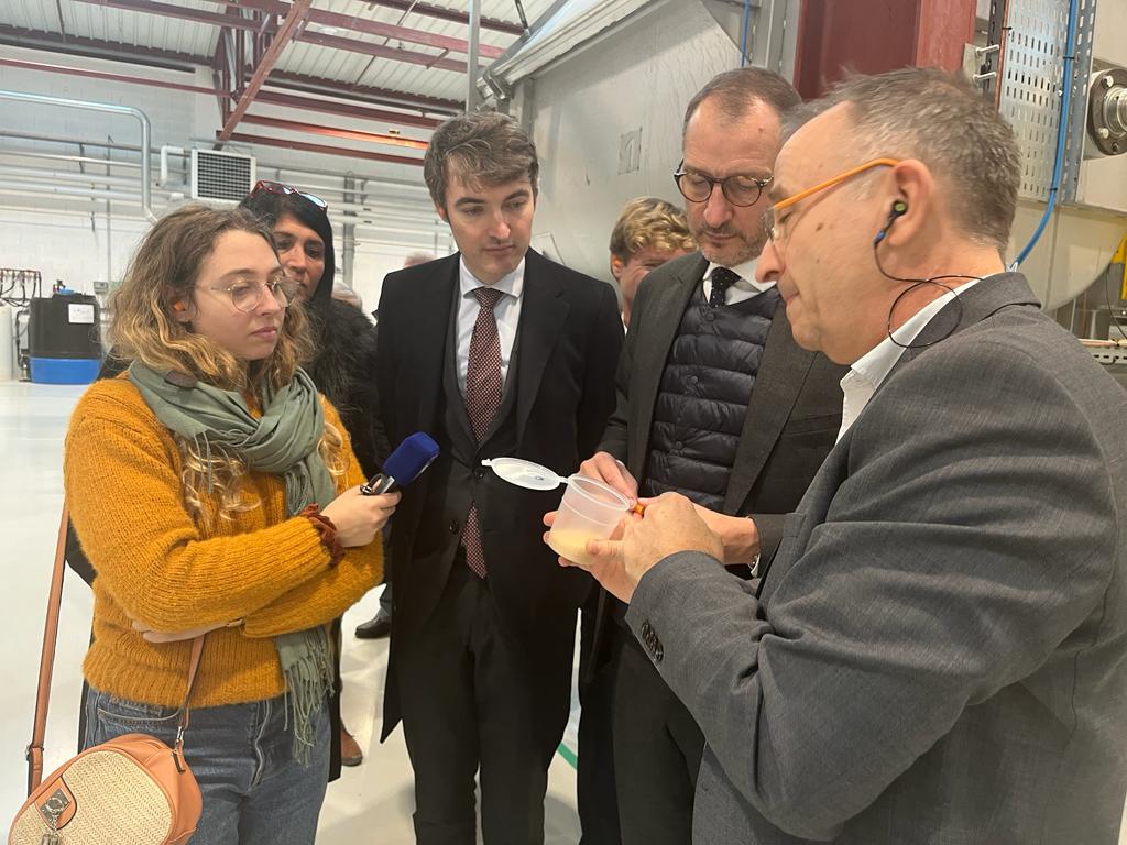 Prefecture42's tweet photo. #SEDI2023 | Alexandre Rochatte, préfet de la Loire, s'est rendu à #Lactips dans le cadre de la Semaine de l'industrie. Lauréate de French Tech 2030, Lactips fabrique un polymère naturel biodégradable, aux propriétés techniques multiples et performantes, pour soutenir les industriels dans leur transition écologique.
💻Pour en savoir plus et découvrir les événements dans La #Loire ➡️ https://t.co/BEfN4S5sof