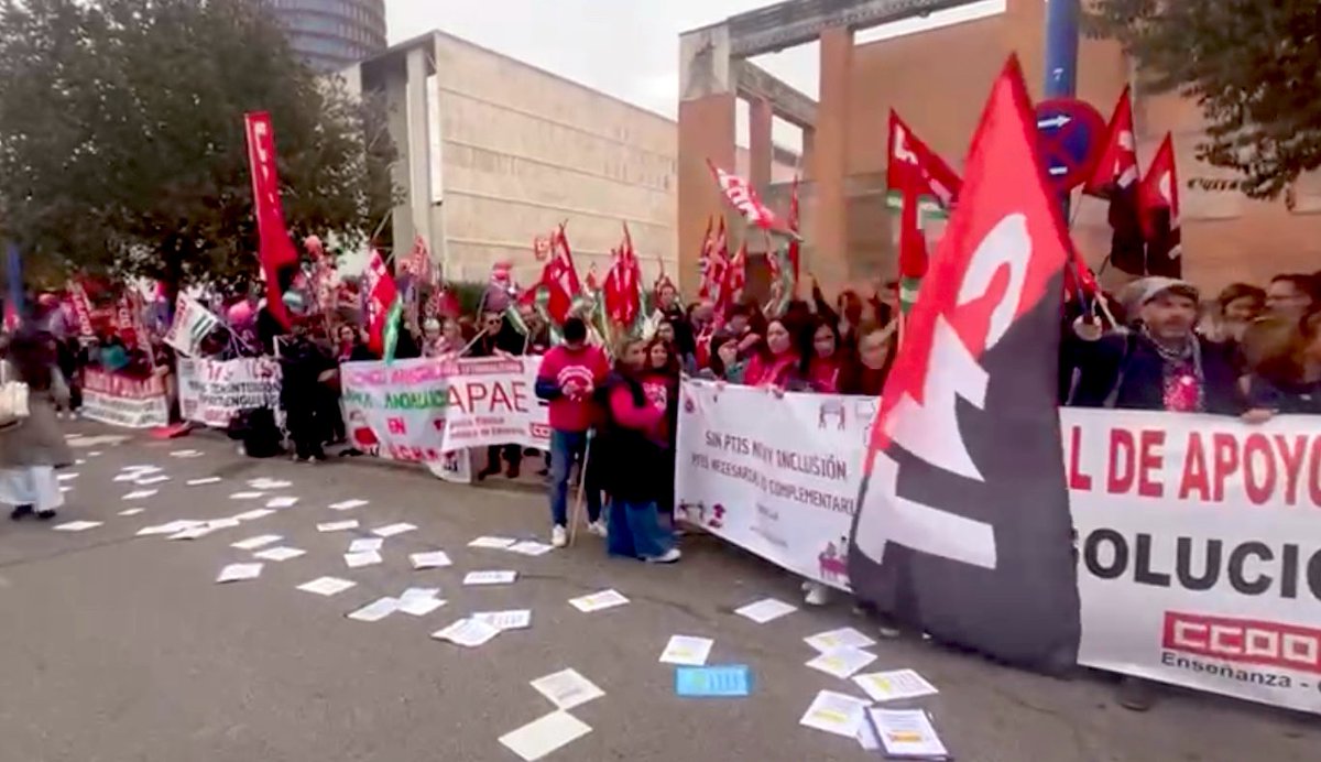 CntPtis's tweet image. Preguntamos a @CSurNoticias @adirecto cuándo van a dar cobertura a la HUELGA INDEFINIDA y a las movilizaciones de las PTIS e ILSE. Ni una sola noticia. Disimulen un poco el servilismo a @AndaluciaJunta y @ppandaluz y ejerzan como medio de comunicación público que son.