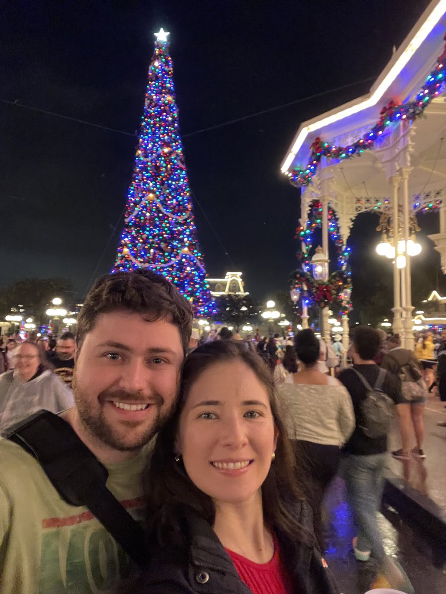 VipToursFL's tweet photo. Christmas is here and not even the rain is stopping us #DisneyHolidayCelebration @DisneyParks https://t.co/3z4o7YLdhm