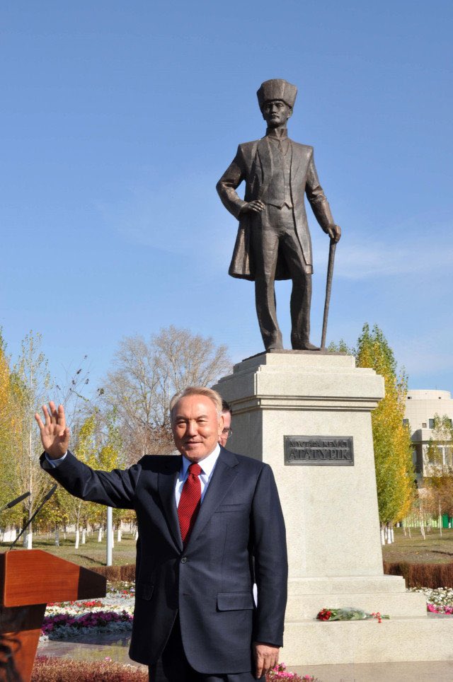 "Bizim kızlarımız nasıl giyineceğini bilir! Araplardan öğrenecek değiliz!
Bizde kadınlar kapatılmaz, okutulur. Çünkü biz arap değil, Türk'üz."

- Nursultan Nazarbayev