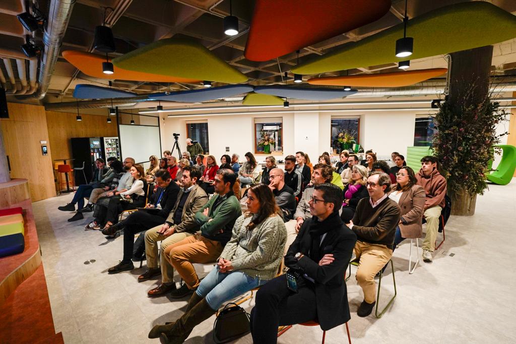 DircomCyL's tweet photo. Muchas gracias a los profesionales que han asistido hoy -de manera presencial y online- a la interesante charla de Laura Garrido "Bienvenidos a la era de la imagen" en el #EdificioNexo de @Fundcajaburgos. 

¡Y ahora, #networking!🍻 https://t.co/eAIBtpj9R3