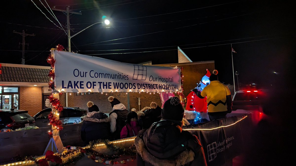 Kapilan_P's tweet photo. Over the past weekend, I participated in the Kenora Santa Clause Parade during my @thenosm elective! Great to have the close knit community out for the event and handing out goodies to kids https://t.co/2iEyrs6idV