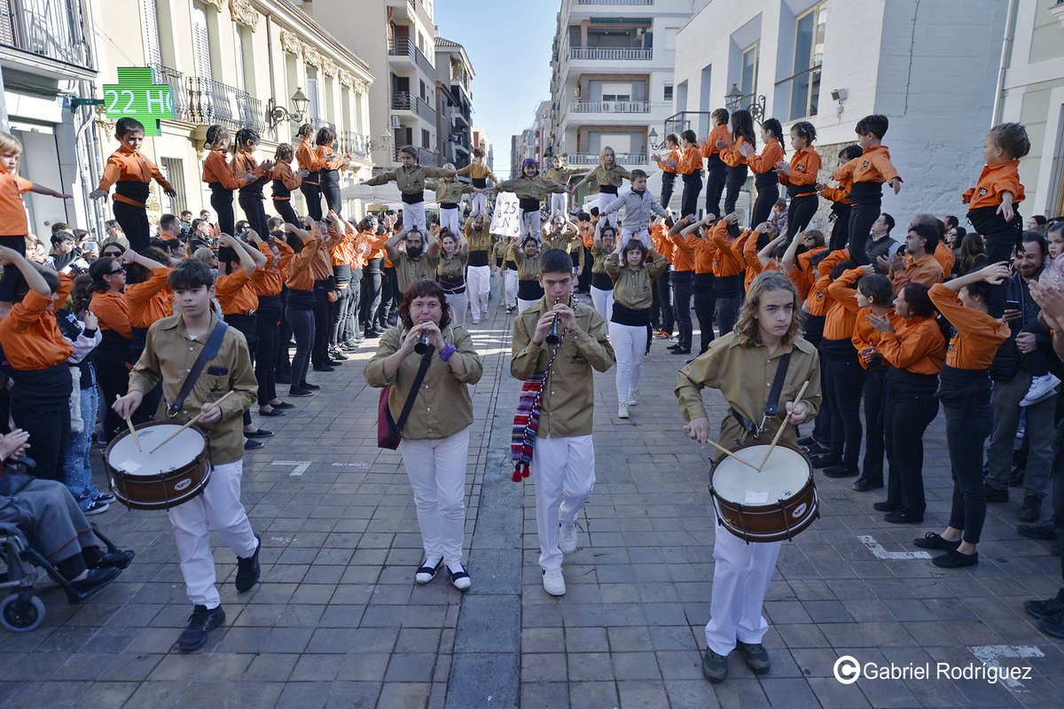 JoveMuixeranga's tweet photo. Agraïments mil a la Muixeranga dels Ports, els Tornejants de Sueca, la nostra fantàstica secció musical, acompanyada per la colla Pepe Palau, el col·lectiu la Flameta, i a l’@AssembleaVlc que ens alimentà i donà l’energia necessària per a ballar amb Rascanya. Inoblidable! 🧡🥰 https://t.co/2X4wDEPdvq