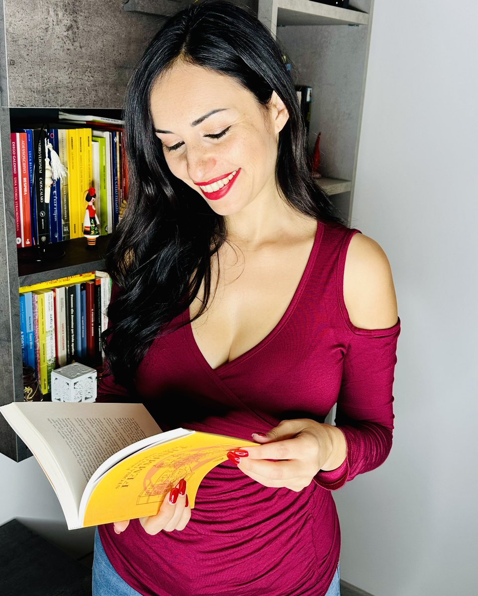 FabiolaRieti's tweet photo. 😍 Vi presento il libro “La storia dell’AS Roma femminile”

🐺 Da un punto di vista privilegiato, ma soprattutto con l’aiuto di chi ha costruito realmente questa storia, vi racconto dalla nascita allo Scudetto.

⏳ Dal 1 dicembre in libreria
https://t.co/LQzvRCMLT0 https://t.co/Tw2bkPDe2R