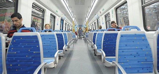 1ª foto: así se viajaba en el FCG Roca suburbano con “Metropolitano” (privado). 2ª foto: actualmente en la misma línea, con gestión estatal. Ahora viajás con aire acondicionado, frenos ABS entre otras virtudes por sólo $30. 
Cuidemos lo que tenemos. (Créditos a los autores).