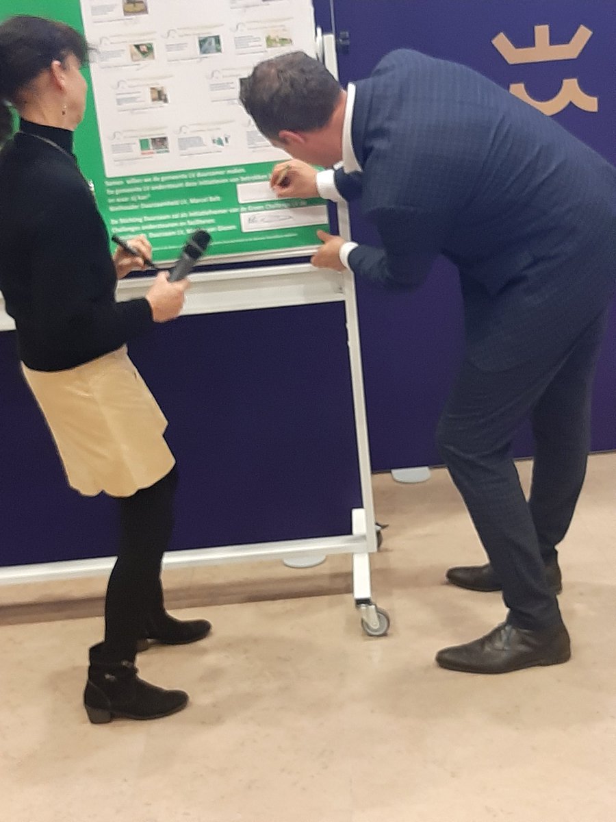 Als laatste tekenen wethouder Duurzaamheid <a href="/marcelbelt/">Marcel Belt</a> en <a href="/marjanvangiezen/">marjan van giezen</a> st Duurzaam LV het #Green #challenge manifest. Voor een #duurzame #toekomstbestendige <a href="/Gemeente_LV/">Gemeente LV</a>