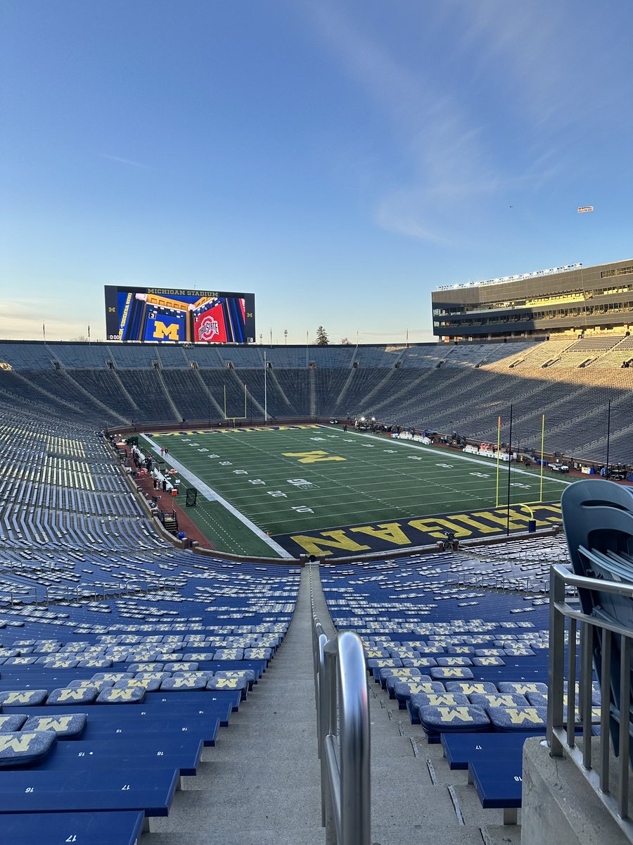 Sophie_Coll18's tweet photo. Loved volunteering/fundraising for HS softball at the UofM/OSU game!
@MagicGoldSB @Coach_MGriff 
@CoachFentonBG 
@Coach2K_Miami
@TyraPerry13
@CoachLaurenKarn @Jess_Odonnell88 @camprantl22  @ShoMcDonald @marleewilson @Hall_J_4 @KassieD23 @DU_SBALL @CoachWoo24 @btholl @camprantl22 https://t.co/HgUL3XkDpX