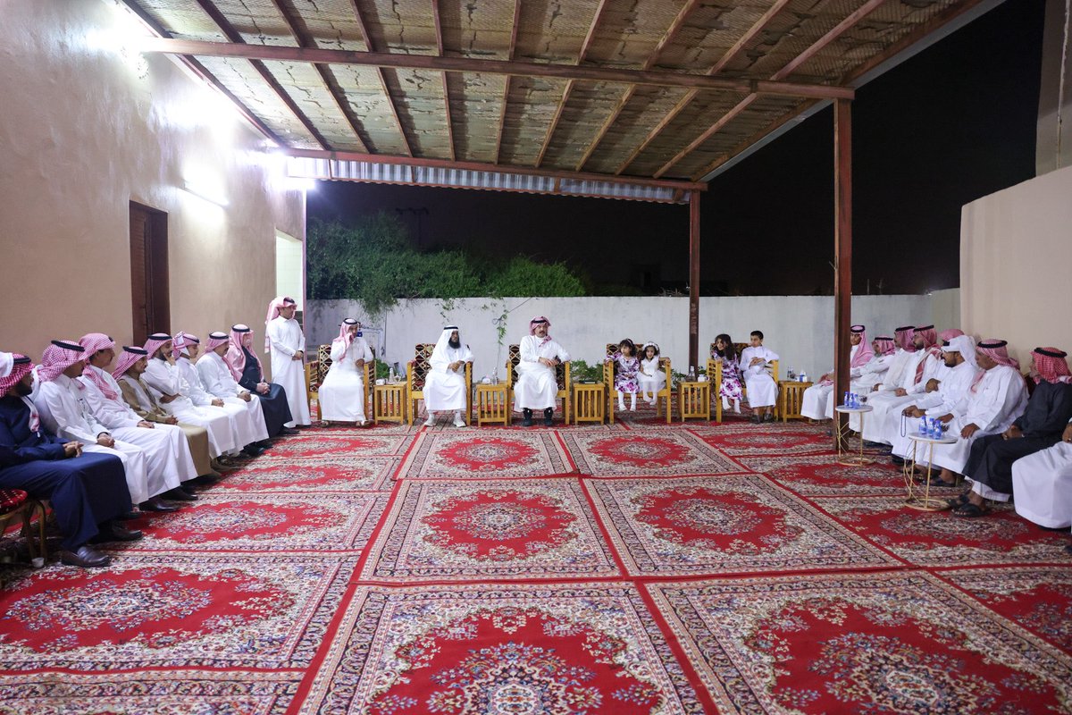 emartasir's tweet photo. قدّم الأمير #تركي_بن_طلال مساء اليوم في مركز مربة، التعازي والمواساة لأسرة أ. ناصر بن طالع التليدي، رئيس فرع جمعية آباء الخيرية و رئيس المجلس التنسيقي بمركز الربوعة، الذي انتقل إلى رحمة الله تعالى إثر مرض ألّم به .
داعيًا الله أن يغفر للفقيد، مشيرًا إلى أن التليدي -رحمه الله- أحد رجالات الوطن المخلصين لمساهماته في مبادرات التنمية وخدمة المجتمع، كما تتقدم إمارة منطقة عسير ومنسوبيها لذوي الفقيد وأهالي مركز الربوعة كافة بأحر التعازي والمواساة.