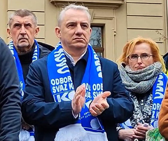 H3L3M3S3's tweet photo. Vlevo nespokojeny chudy krachujici lhar,kteremu v dobe krize a nevidaneho rustu cen energii,surovin ci phm narostl zahadne zisk ze 6 miliard Kc v roce 2021 na 13 miliard Kc v r.2022,vpravo naslednice rezimu,behem ktereho nas Rakousko 3x preskocilo v HDP,uprostred nula. #ANO #Zmar https://t.co/0hTaSjCmWT