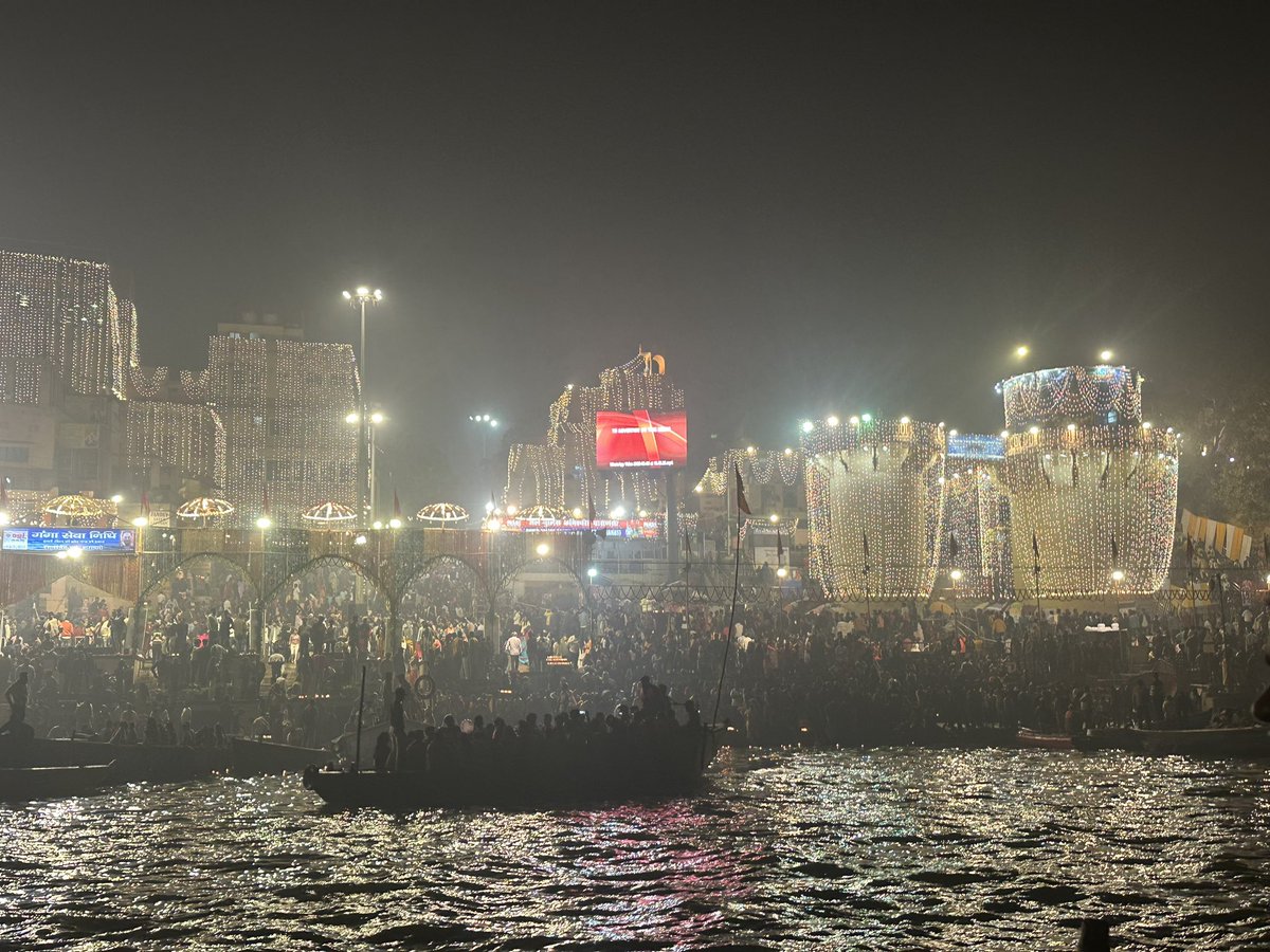 कुछ किस्मत और बहुत सारे कर्म की बदौलत ये आज वाली वाली काशी मेरे हिस्से आई है।

वर्ल्ड फेमस देव दिवाली देखने 6 भिन्न-भिन्न प्रकार के Mode of transport का प्रयोग किया।

घर से मडुआडीह तक अपनी कार। 
वहां चांदपुर से गुरुबाग तक टोटो।
फिर गुरुबाग से गिरिजाघर तक साइकिल रिक्शा।
आगे घाट की