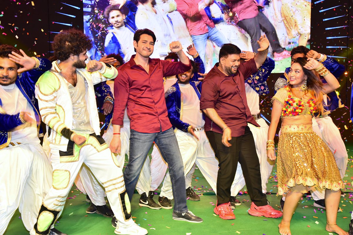 tejasaiprakash's tweet photo. #MaheshBabu𓃵 annayya #SarkaruVaariPaata pre release event lo dance malli innalaku #AnimalPreReleaseEvent lo stage paina dance superb babu #JaiBabuJaiJaiBabu
@urstrulyMahesh
#SSMBReignAtAnimalEvent
#SSMBForAnimalPreReleaseEvent
#GunturKaaram
#GunturKaaramOnJan12th
#SSMB28 https://t.co/L1FNhDfbEx