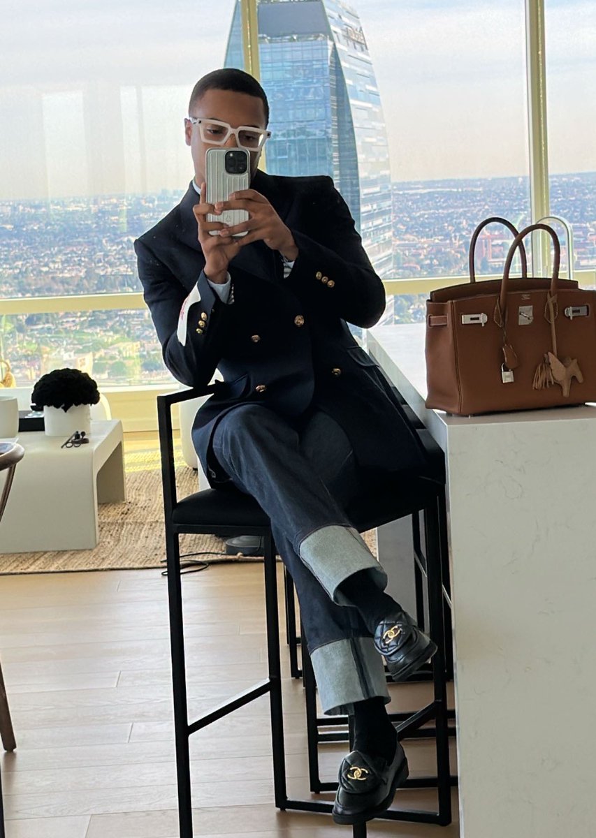 imdrebrown's tweet photo. Is this outfit Corporate Baddie approved? https://t.co/PUYnqqd0MF